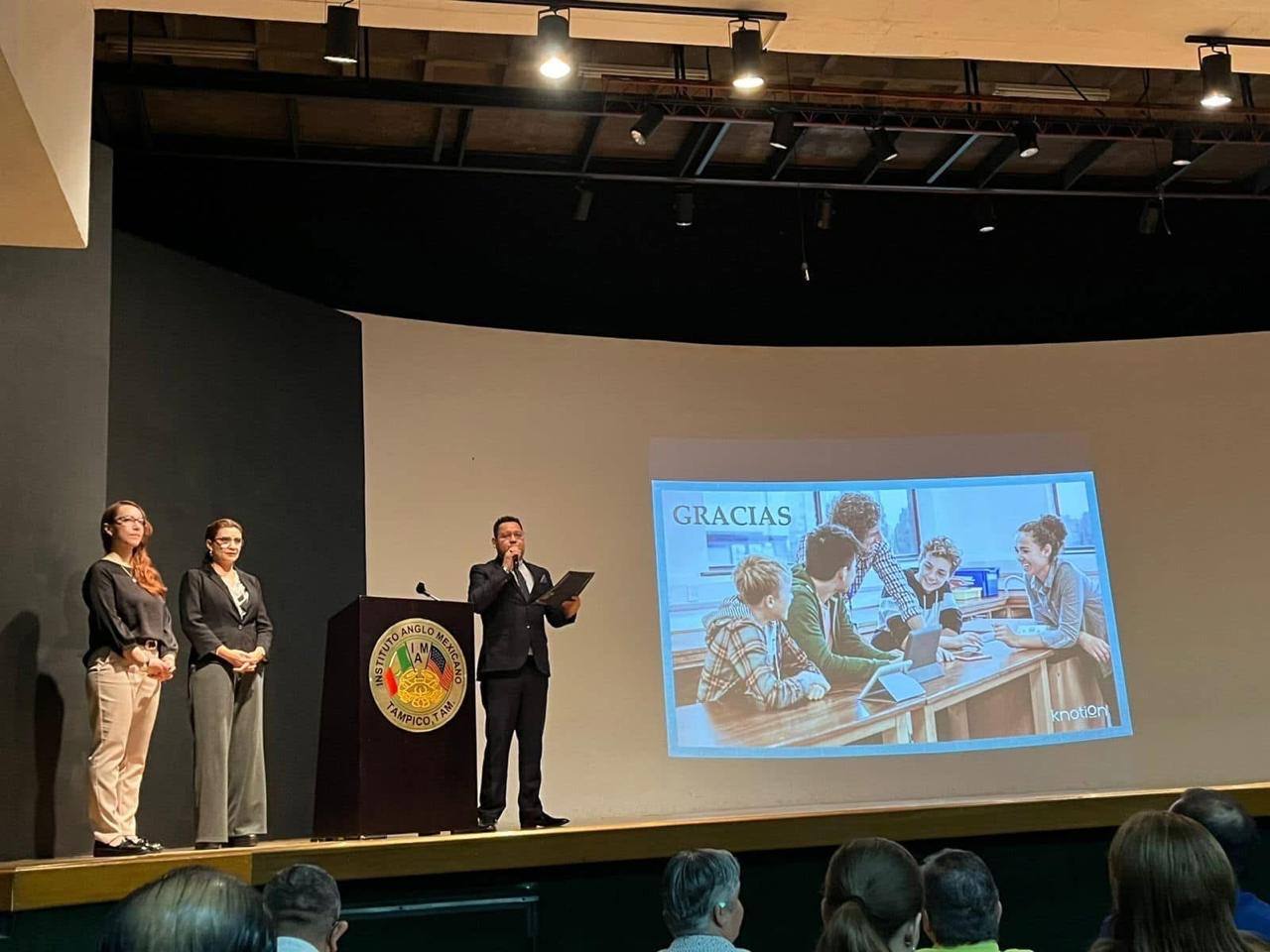 EN Consulting — Conferencia magistral en auditorio universitario