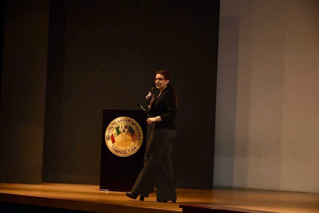 EN Consulting — Conferencia de cierre en auditorio