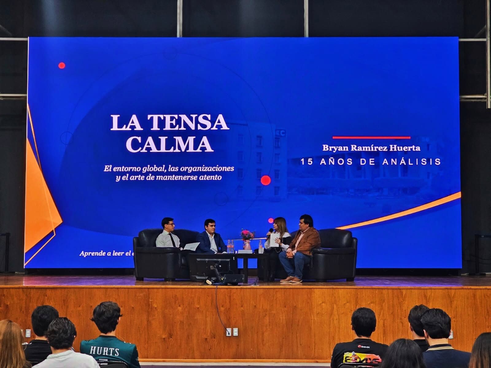 EN Consulting — Panel de presentación del libro La Tensa Calma en la UVAQ